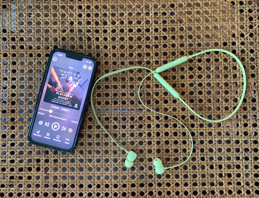 Mis auriculares favoritos para escuchar audiolibros – Modern Mrs Darcy